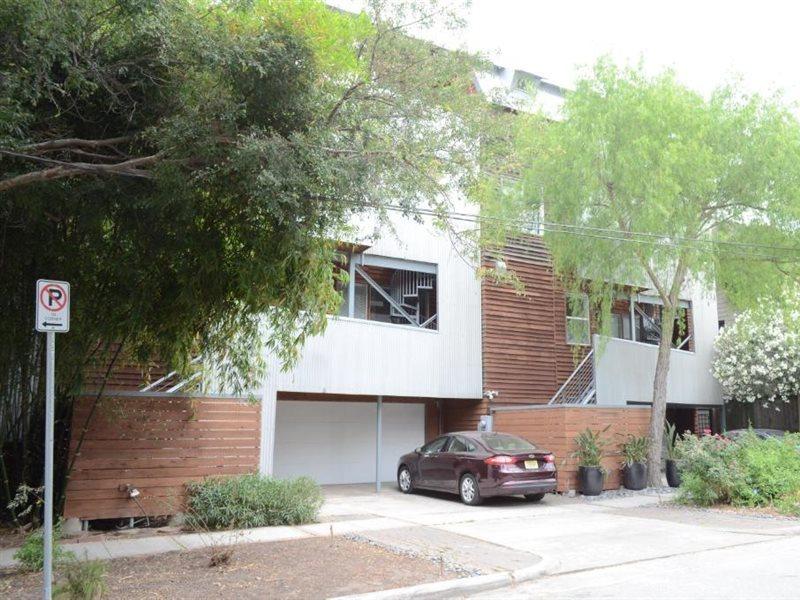 Modern Bed and breakfast Houston