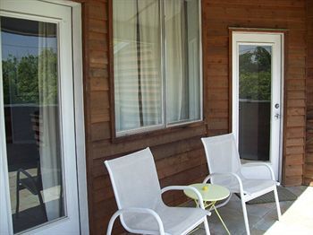 Modern Bed and breakfast Houston