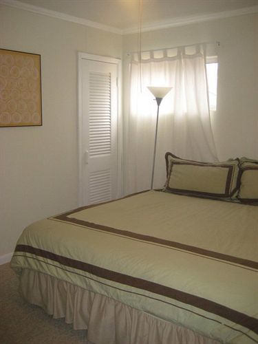 Modern Bed and breakfast Houston