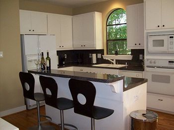 Modern Bed and breakfast Houston