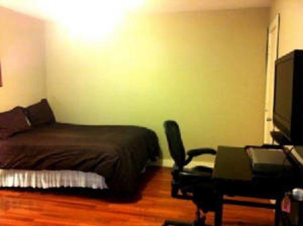 Modern Bed and breakfast Houston